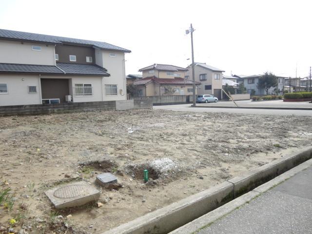 Local land photo. Photo seen the site from the north road