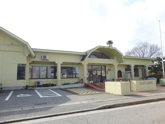 Local photos, including front road. Immediately the front of the land is Chiyono nursery. 