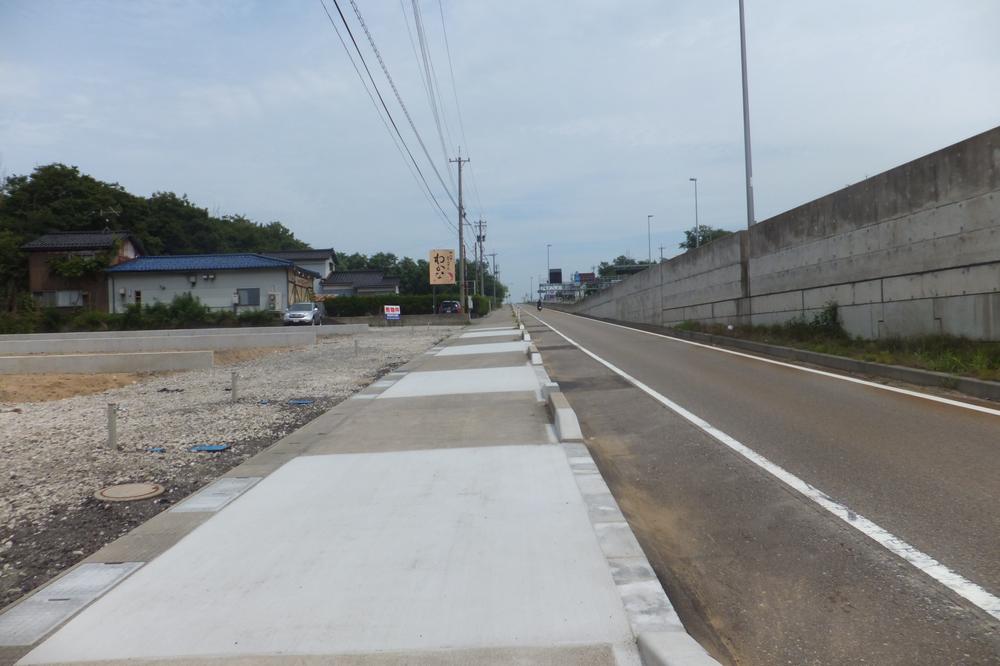 Other Environmental Photo. Wide sidewalk, Water and sewerage pull-and-ride Nyuko construction completed. 