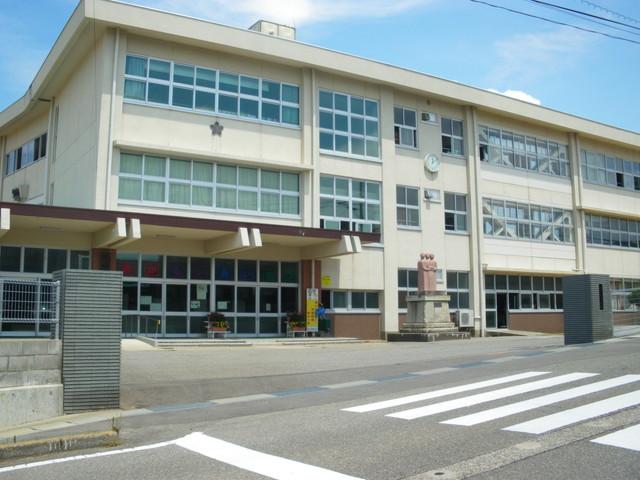 Local photos, including front road. Sotohisumi elementary school
