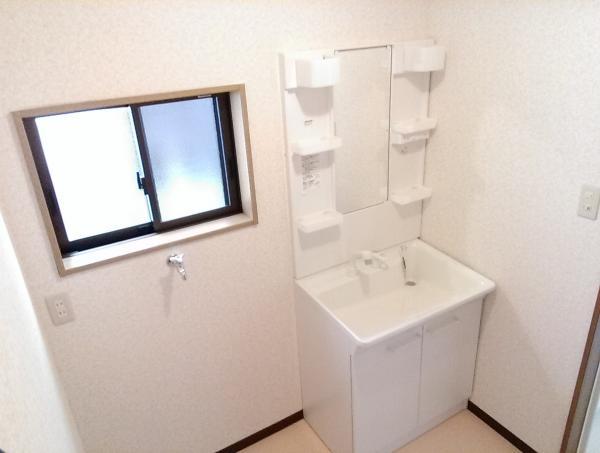 Wash basin, toilet. Let's pick a pleasant morning! Newly built. 