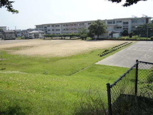 Local photos, including front road. Tsurugaoka elementary school