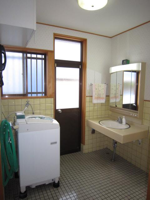 Wash basin, toilet. Local (May 2013) Shooting