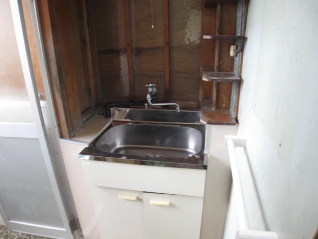 Wash basin, toilet. Wash
