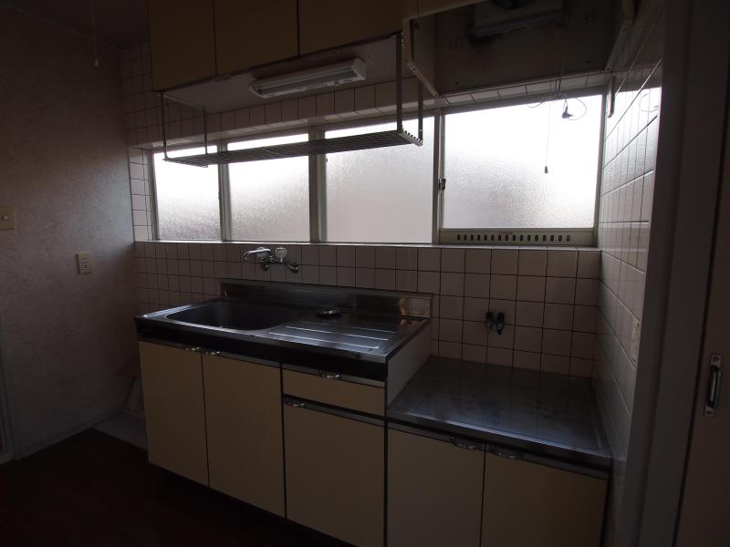 Kitchen. Bright has a large window in the kitchen