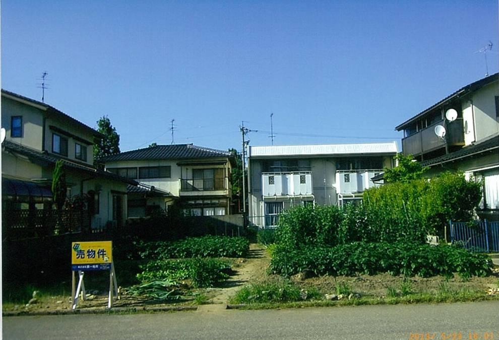 Local land photo. A quiet residential street corner of