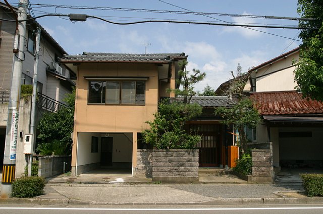 Building appearance. It is located on the main street of Asahimachi