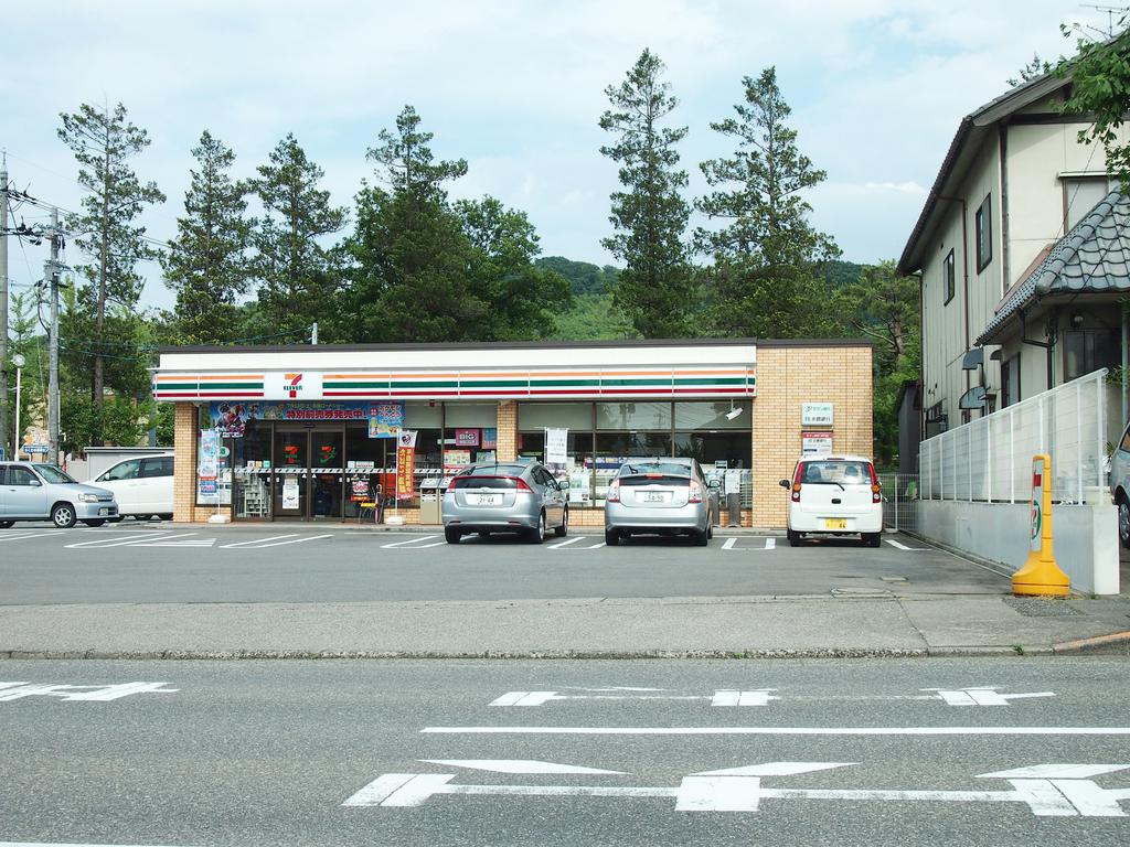 Convenience store. Seven-Eleven Kanazawa amount 3-chome up (convenience store) 697m