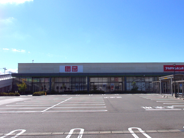 Shopping centre. Uniqlo Apita Town Kanazawa bay store up to (shopping center) 979m