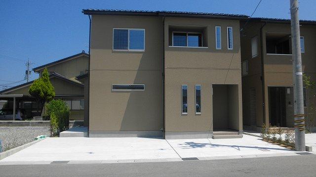 Local appearance photo. Facing south