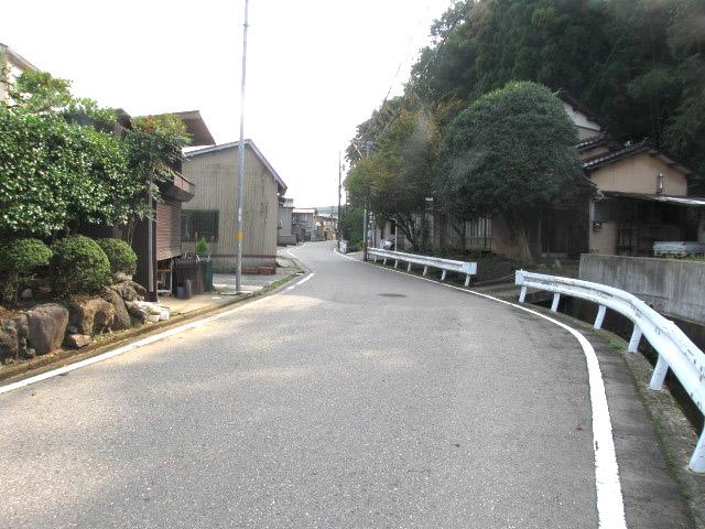 Local photos, including front road. Frontal road