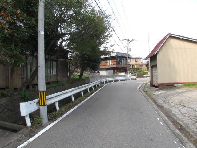 Local photos, including front road. Frontal road