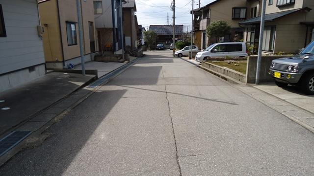 Other. The width of the road in front of the house, About is 6m.