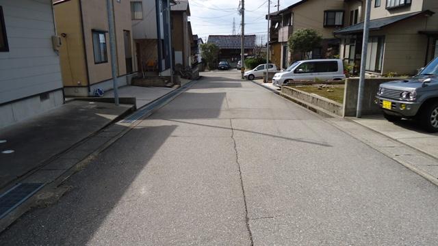 Other. The width of the road in front of the house, About is 6m. 