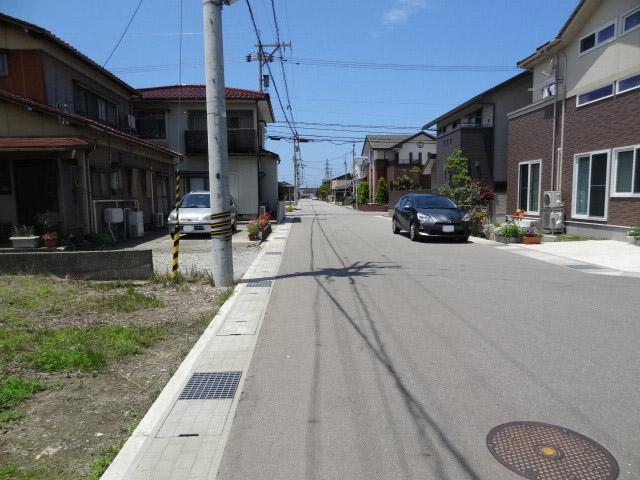 Local photos, including front road. Front road (photo viewing the west from the east)