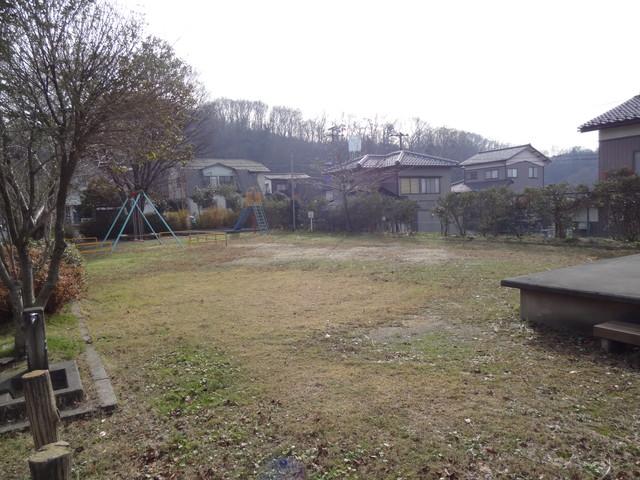 Local photos, including front road. Togiya cho magnolia park