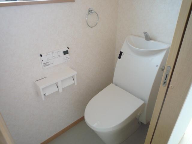 Toilet. Indoor (11 May 2013) Shooting