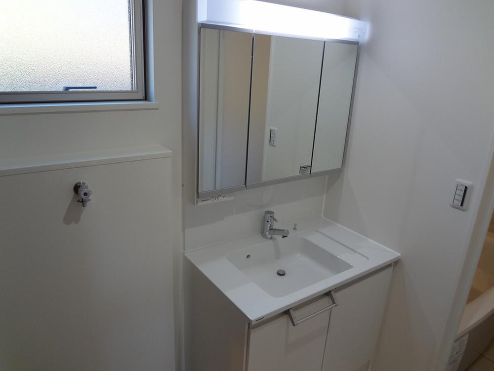 Wash basin, toilet. Wash basin