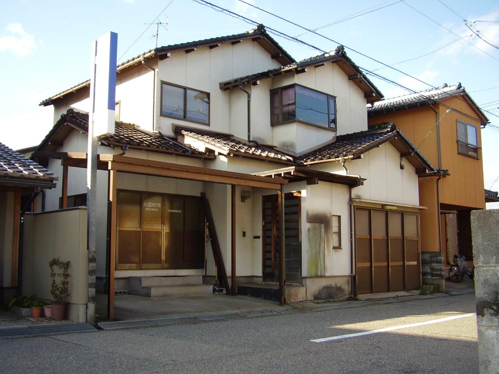 Local photos, including front road. Furuya with