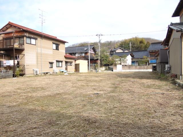 Local land photo. View of the side of the road from the site