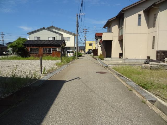 Local photos, including front road. Front road Izumo-cho