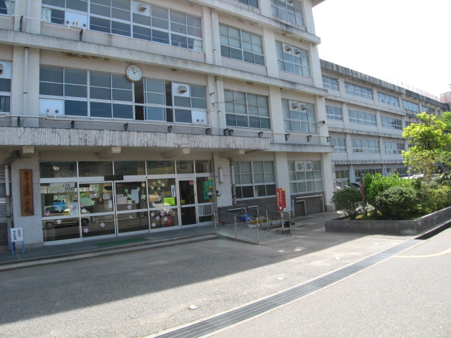 Primary school. 447m until the Kanazawa Municipal Togashi elementary school (elementary school)