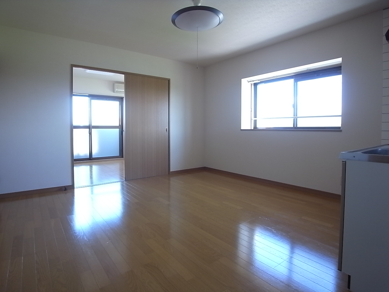 Living and room. Bright corner room with a bay window with DK ・ Western style room