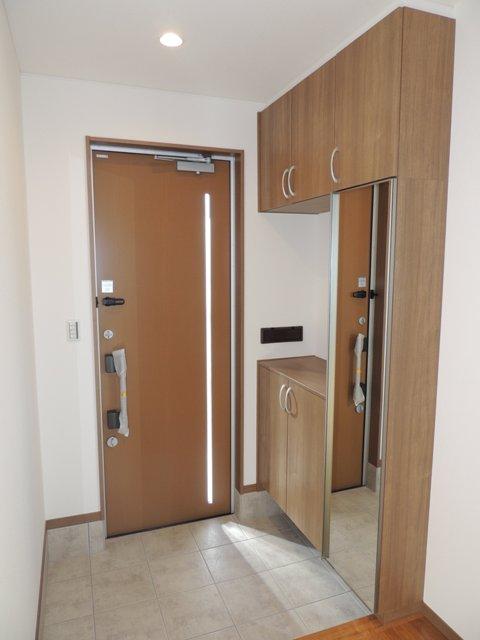 Entrance. Entrance cloak of storage capacity pat.