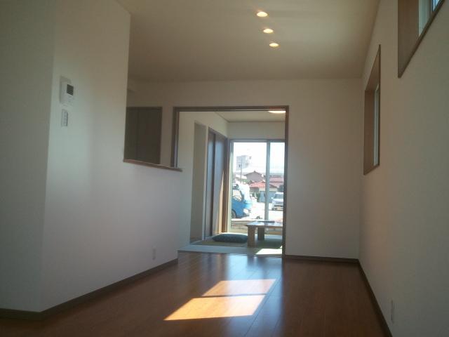 Living. Arranged in a straight line the living room and a Japanese-style room in consideration of the lighting and ventilation.