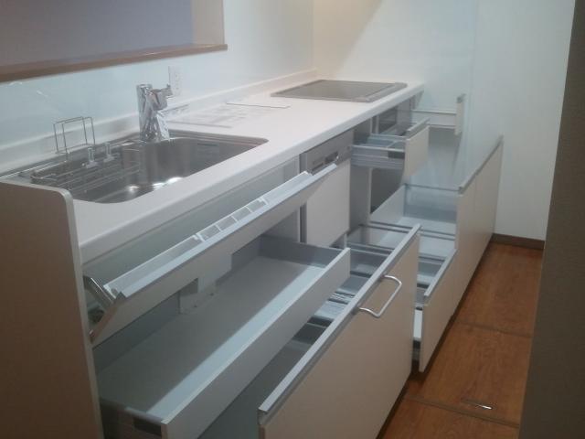 Kitchen. With TOTO made dishwashing, Artificial marble, Amount of storage-rich kitchen.