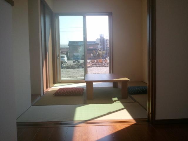 Living. Breadth 6 Pledge of Japanese-style room bathed in bright light from the east.