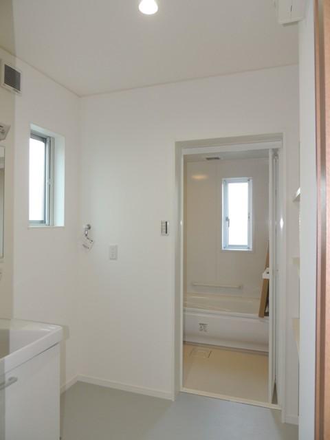 Wash basin, toilet. Unified refers to the color white, Basin of shampoo dresser type.