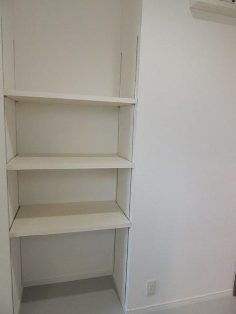 Receipt. Storage space by utilizing the niche space of washroom.