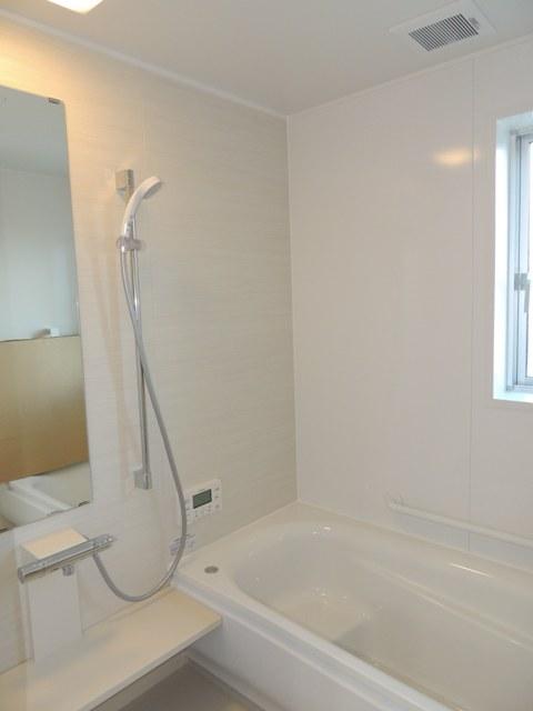 Bathroom. Bathroom size 1 square meters of comfortable hot Karari floor specifications from the moment you enter.