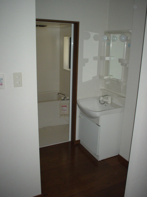 Washroom.  ※ Photograph is of the same type 205, Room