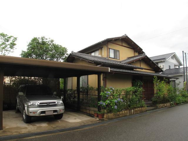 Local appearance photo. Garden of calm atmosphere. Parking four, With carport.