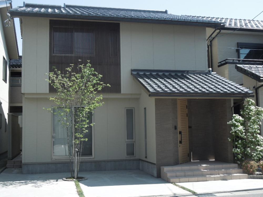 Local appearance photo. Is a good tiled roof durable.