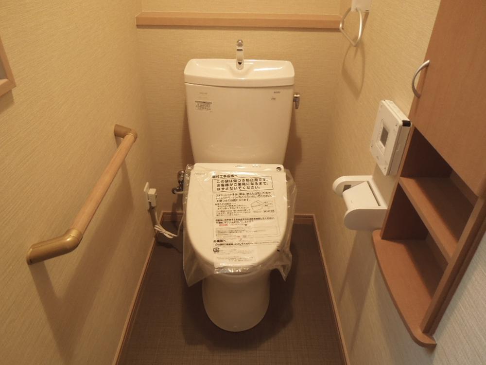 Toilet. There is also a handrail.
