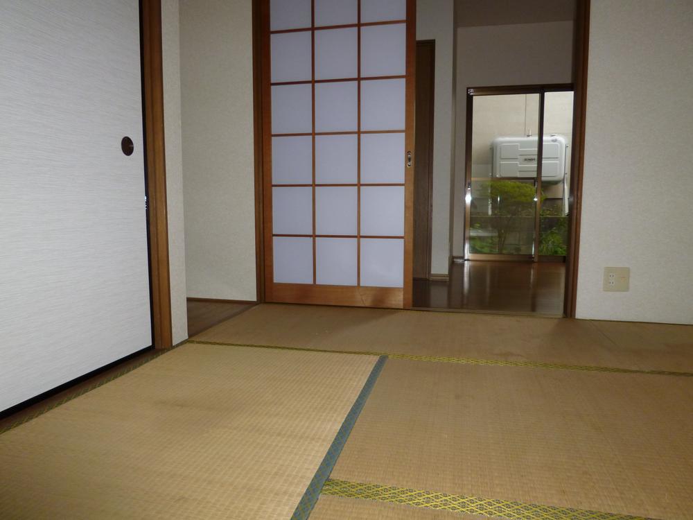 Non-living room. Dining next to a Japanese-style room