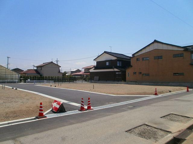 Local photos, including front road. New subdivision of the total 8 compartment