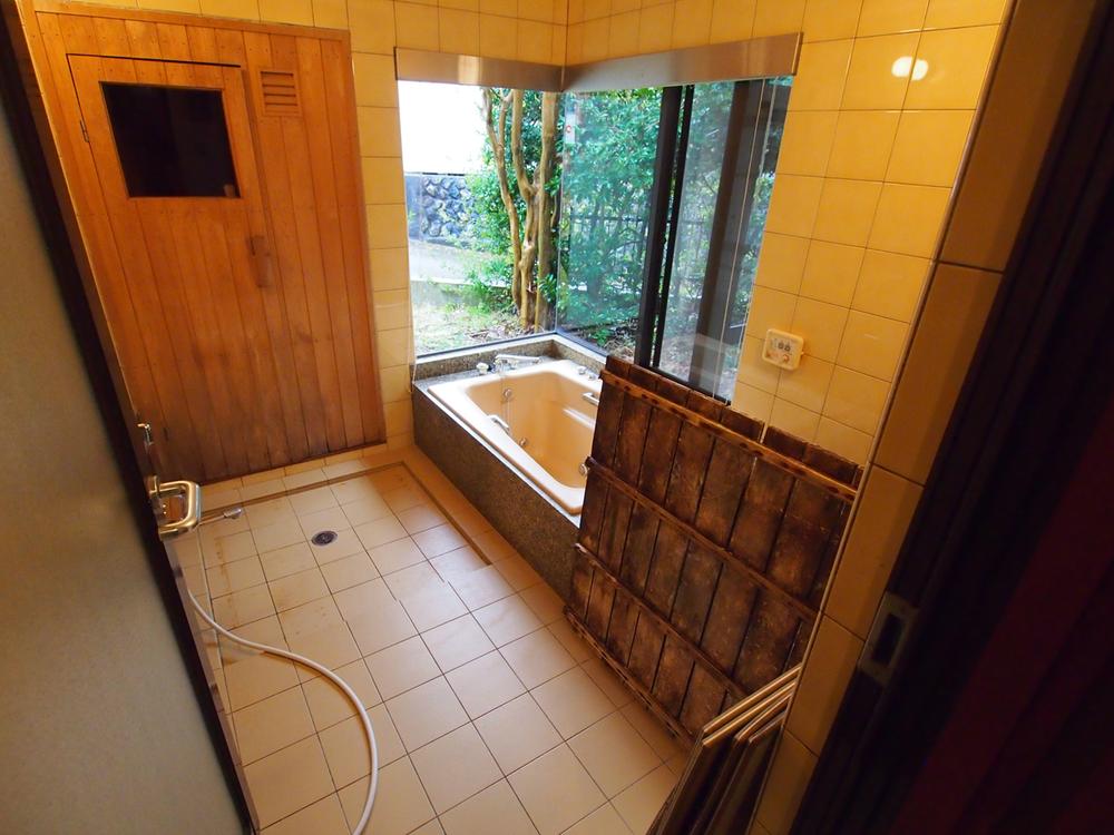 Bathroom. The back of the door is a sauna (December 2013) Shooting