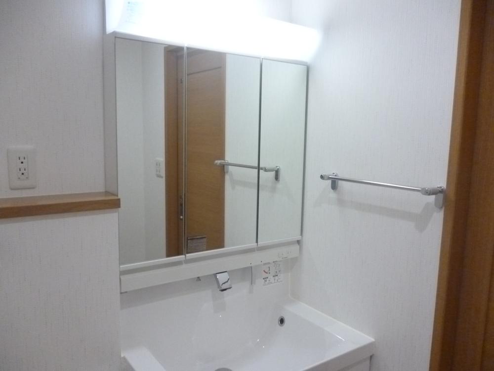 Wash basin, toilet.  [INAX] Three-sided mirror cabinet