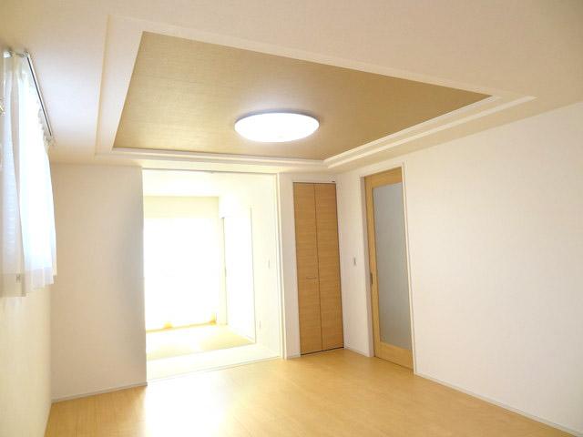 Living. Frontal road