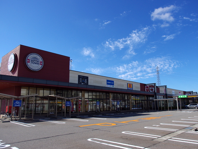 Supermarket. Piago Kanazawa bay store up to (super) 1335m