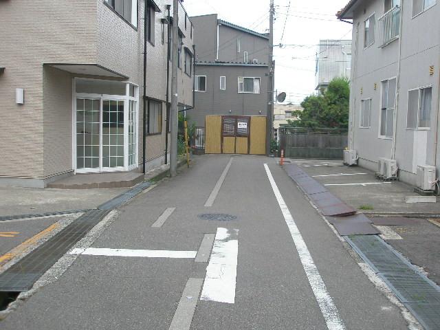 Local photos, including front road. Frontal road, West