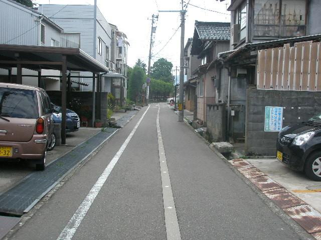 Local photos, including front road. Frontal road, East side