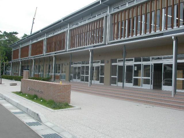 Local photos, including front road. Kodateno elementary school