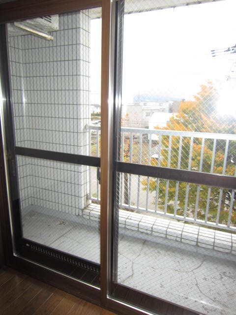 Balcony. Thermal barrier in double sash ・ OK to soundproof