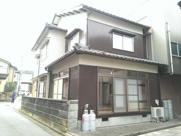 Local appearance photo. Shooting from the northeast side. Outer wall also tile also is finished in beautiful. 