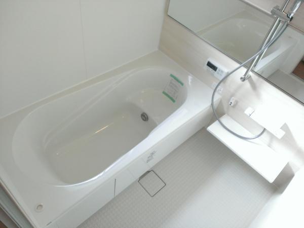 Bathroom. Spacious 1 pyeong bathroom to heal fatigue of the day. Ashiraimashita accent panel to front. 